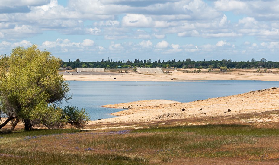 picture Folsom Lake Water Level April 2021